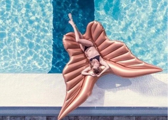 Colchoneta hinchable con alas de ángel gigantes para piscina